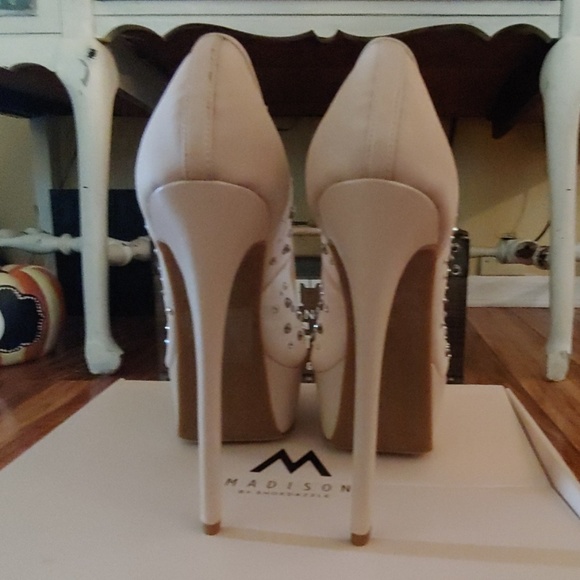 Awesome heels with studs - Picture 4 of 7